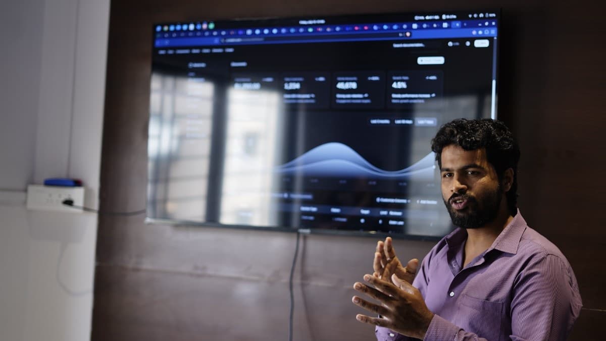 A Cubiccode strategist presenting a search analytics dashboard